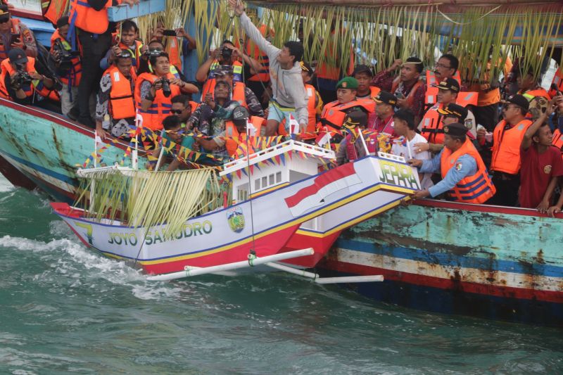 Ratusan perahu nelayan iringi tradisi lomban kupatan Jepara Ratusan perahu nelayan iringi tradisi lomban kupatan Jepara