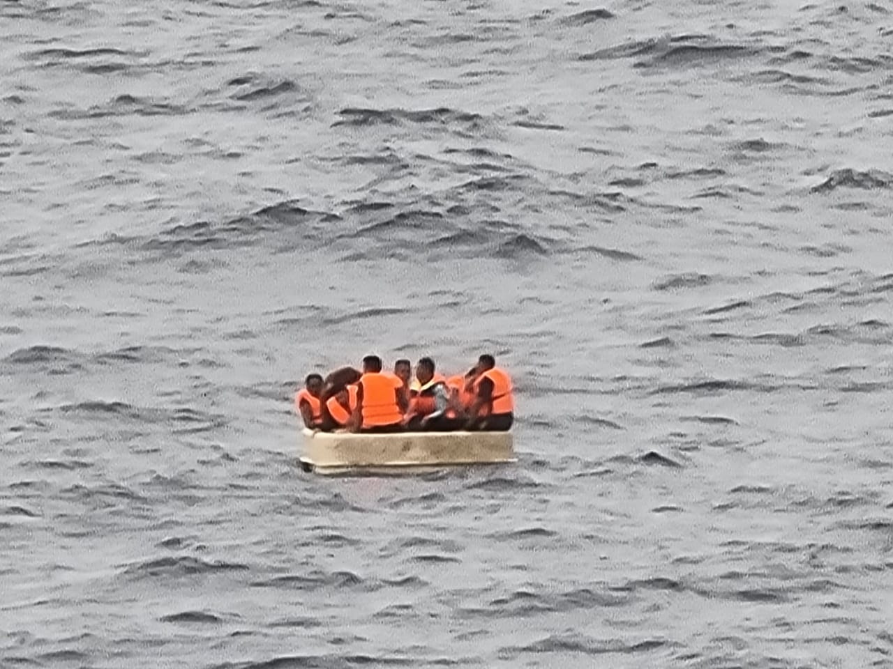 KN Belut Laut - 406 Bakamla RI evakuasi korban kapal tenggelam di Perairan Natuna