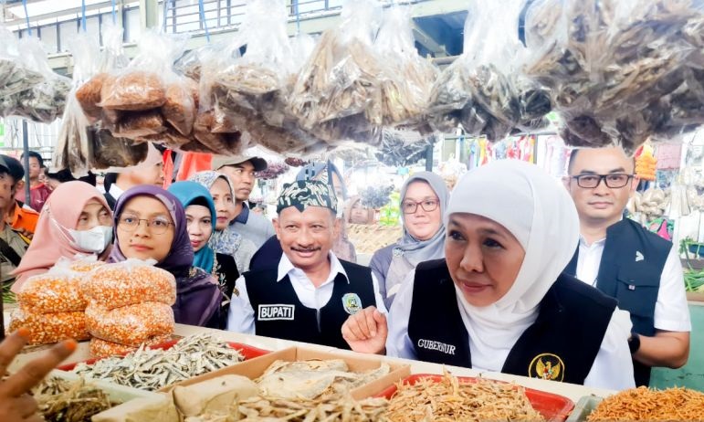 Gubernur Khofifah pantau harga bahan pokok di pasar Situbondo Gubernur Khofifah pantau harga bahan pokok di pasar Situbondo