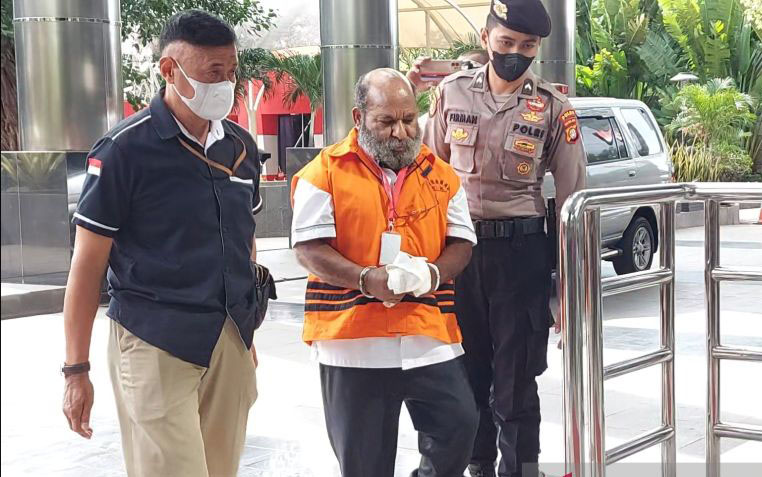 KPK perpanjang penahanan Lukas Enembe hingga 12 Mei 2023