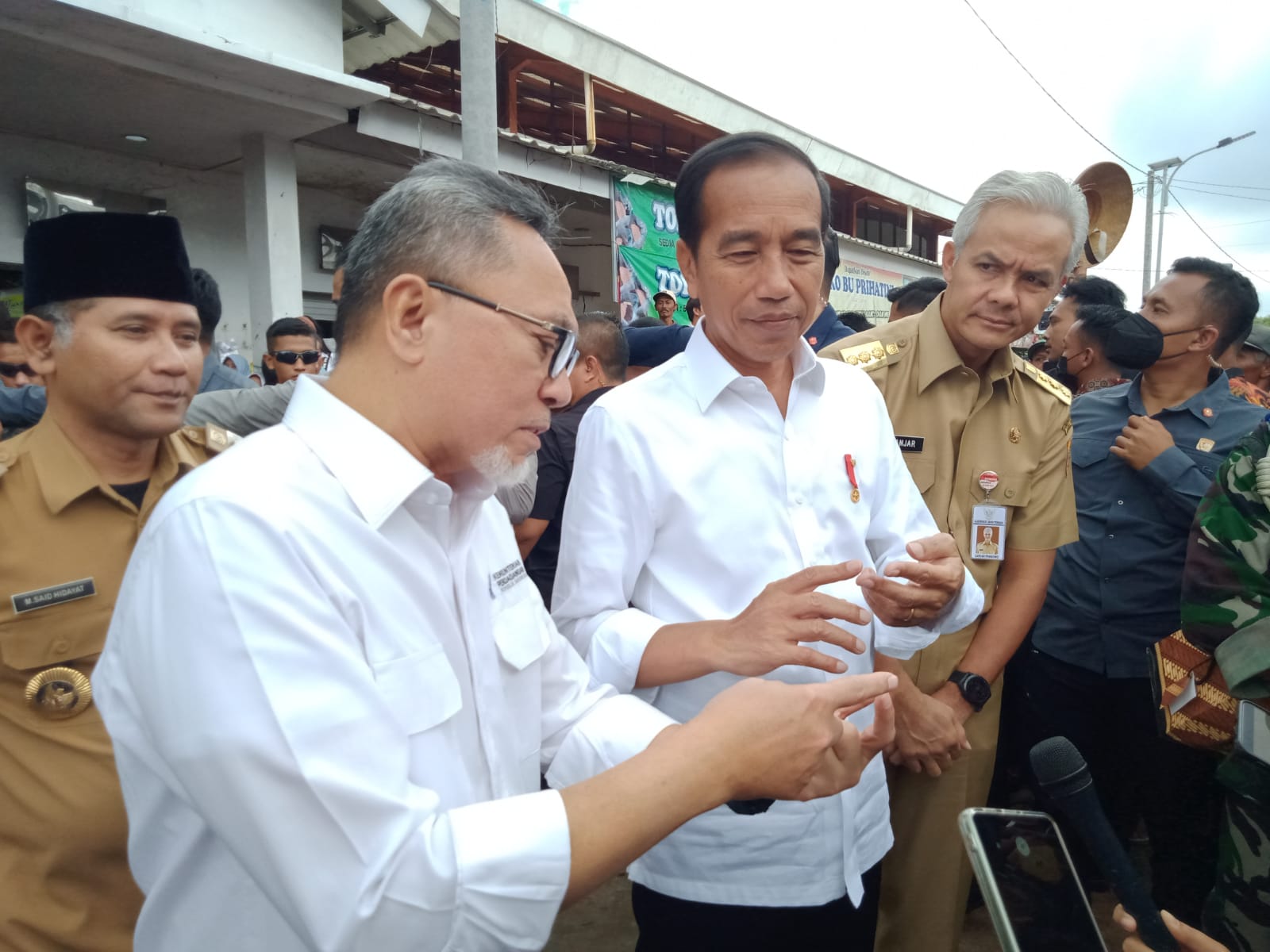 Bersama Zulhas, Presiden Jokowi cek harga pangan di pasar di lereng Merapi Bersama Zulhas, Presiden Jokowi cek harga pangan di pasar di lereng Merapi