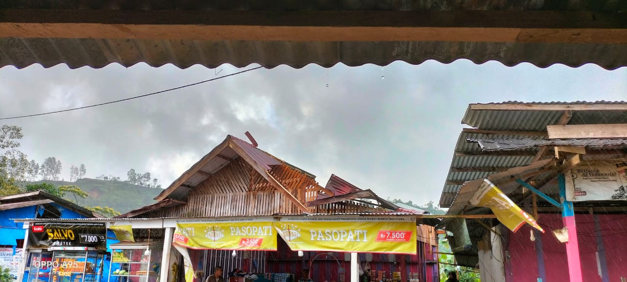 Diterjang angin puting beliung, Pospam wisata dan kedai di KM 28 Gunung Salak rusak Diterjang angin puting beliung, Pospam wisata dan kedai di KM 28 Gunung Salak rusak