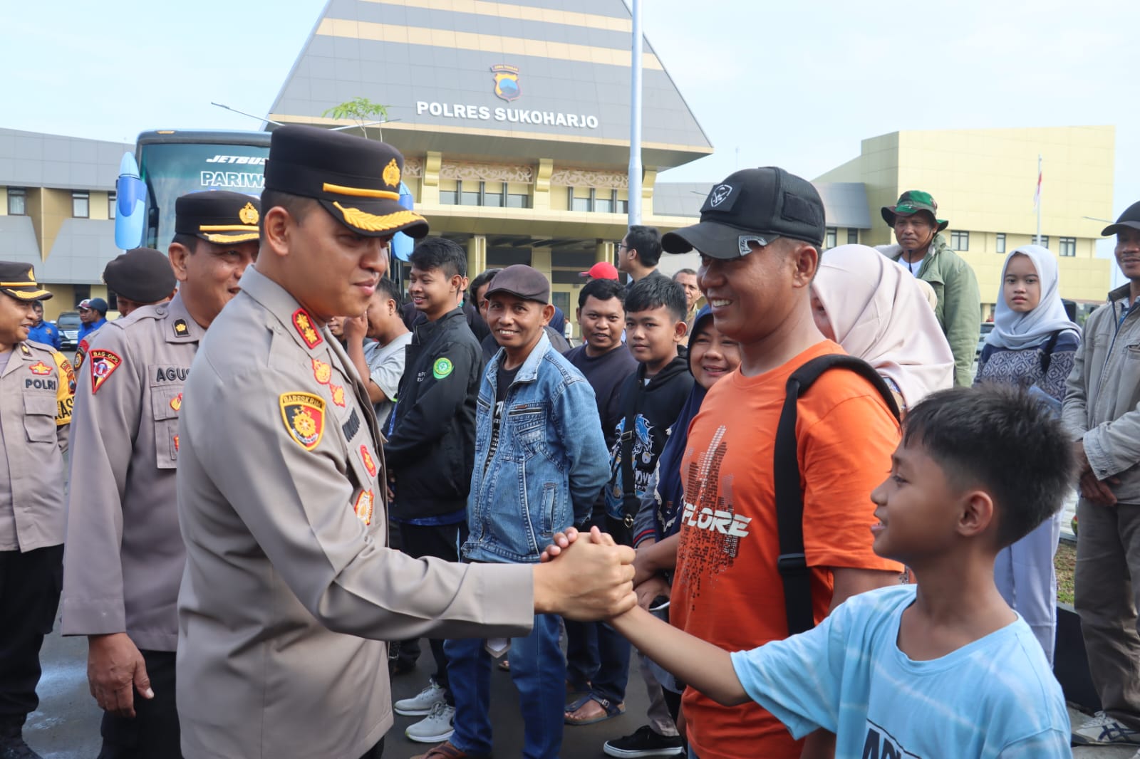 Kapolres Sukoharjo lepas pemberangkatan bus antar balik pemudik ke Jakarta