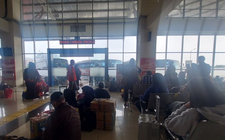 Keberangkatan bus di Terminal Pulo Gebang terlambat hingga 12 jam Keberangkatan bus di Terminal Pulo Gebang terlambat hingga 12 jam