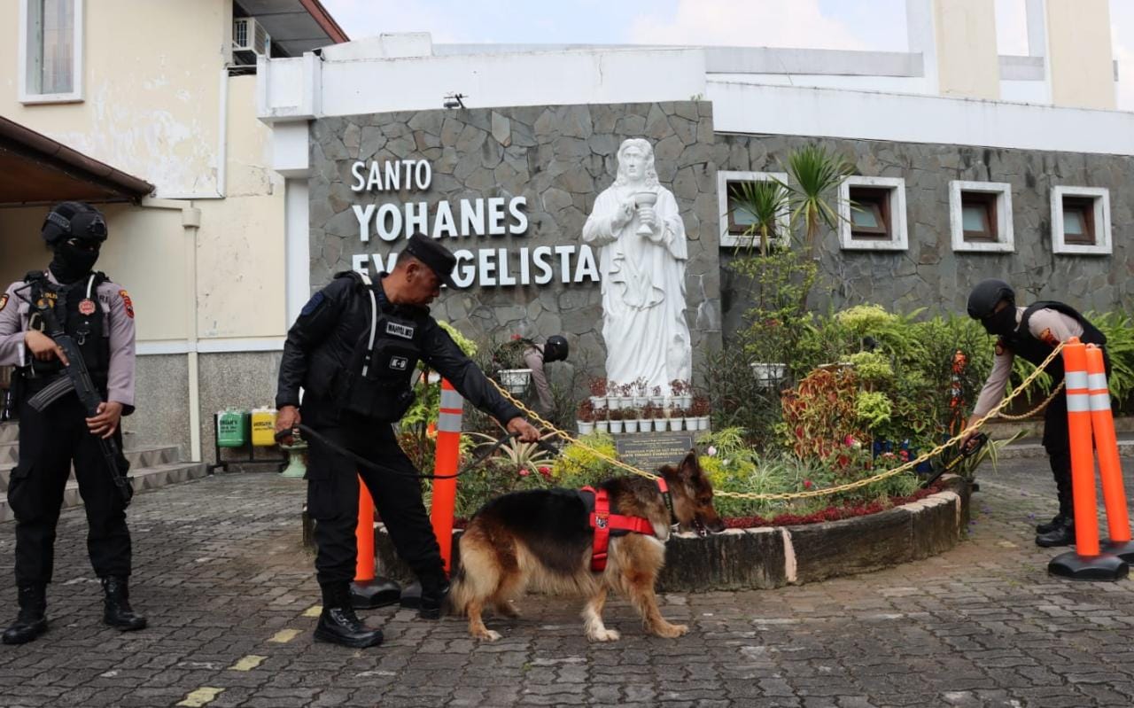 Aparat Polres Kudus sisir gereja jelang Paskah Aparat Polres Kudus sisir gereja jelang Paskah