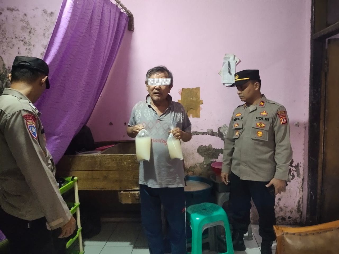 Respon cepat keluhan warga melalui WA, Polresta Bandung amankan penjual miras Respon cepat keluhan warga melalui WA, Polresta Bandung amankan penjual miras