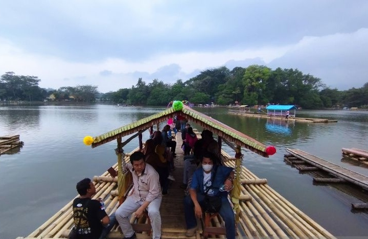 Wisatawan ramai kunjungi Situ Cangkuang di Garut saat libur Lebaran