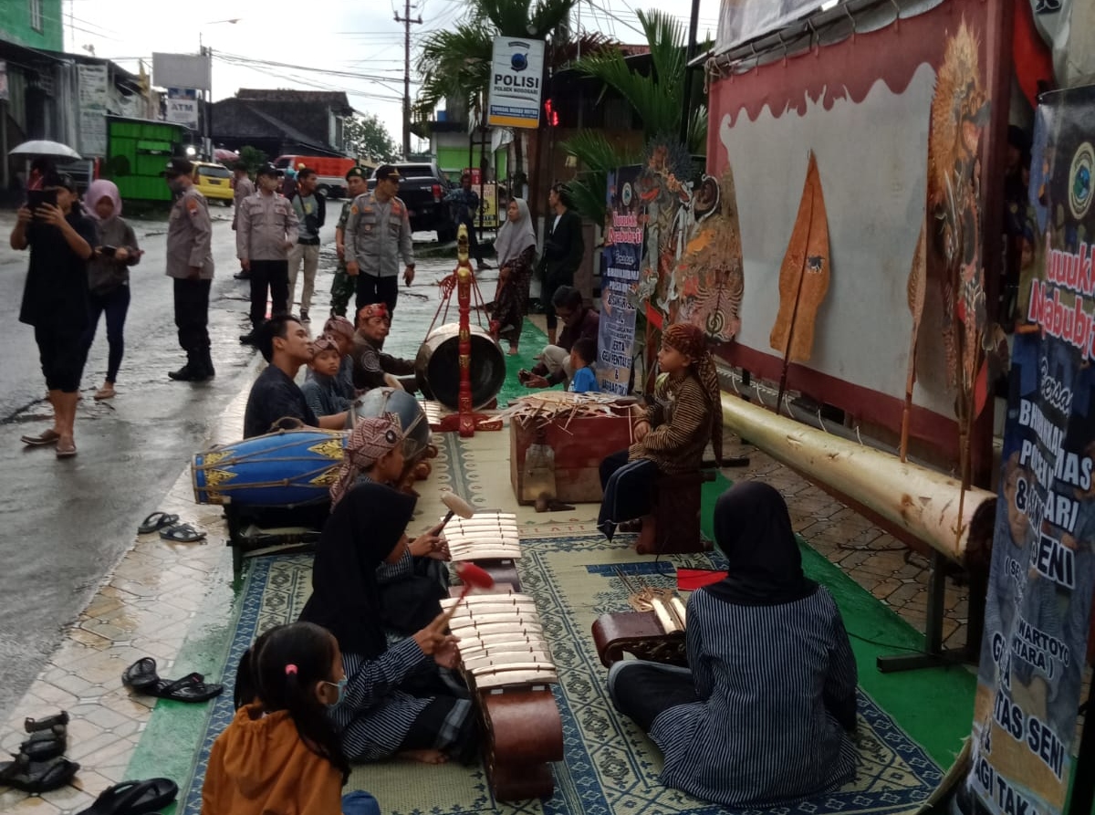 Lestarikan budaya, SKWL dan Polsek Nogosari gelar wayang kulit dalang cilik 