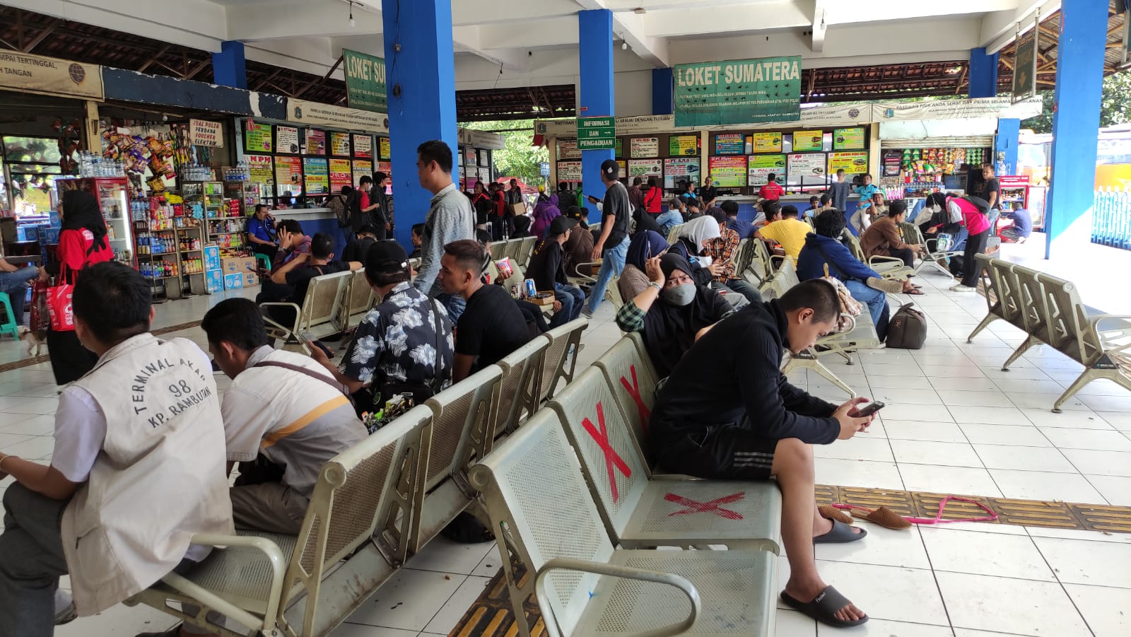 Calon penumpang bus AKAP di Terminal Kampung Rambutan mulai alami peningkatan Calon penumpang bus AKAP di Terminal Kampung Rambutan mulai alami peningkatan