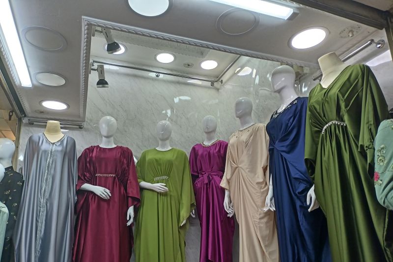 Gamis Lesti Kejora dan kaftan paling diburu di Pasar Tanah Abang