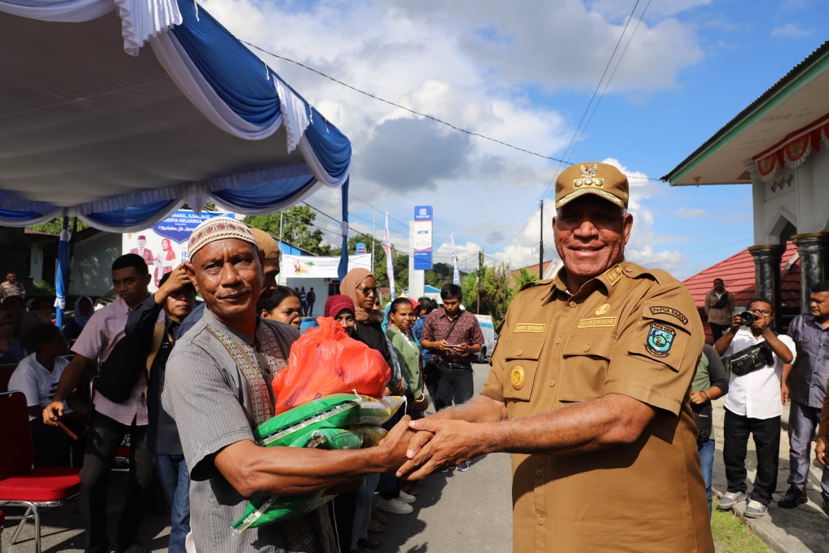 Pj Gubernur Papua Barat bagikan 1000 paket sembako bagi warga di Kabupaten Fakfak Pj Gubernur Papua Barat bagikan 1000 paket sembako bagi warga di Kabupaten Fakfak