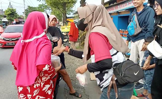 Atlet aeromodeling Tegal bagikan ratusan takjil kepada warga Atlet aeromodeling Tegal bagikan ratusan takjil kepada warga