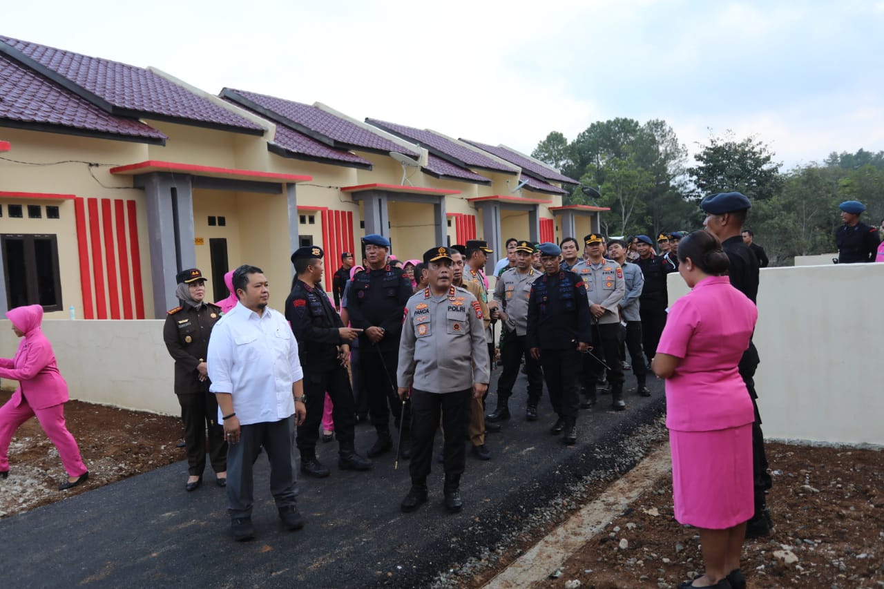 Kapolda Sumut resmikan 50 unit rumah dinas Batalyon C Pelopor Brimob Kapolda Sumut resmikan 50 unit rumah dinas Batalyon C Pelopor Brimob