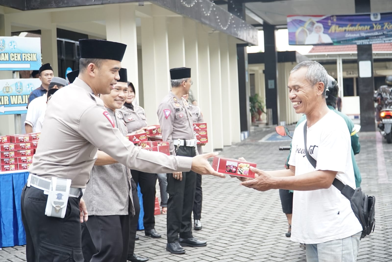 Samsat Surabaya Selatan berbagi takjil sambil kampanye keselamatan lalulintas Samsat Surabaya Selatan berbagi takjil sambil kampanye keselamatan lalulintas