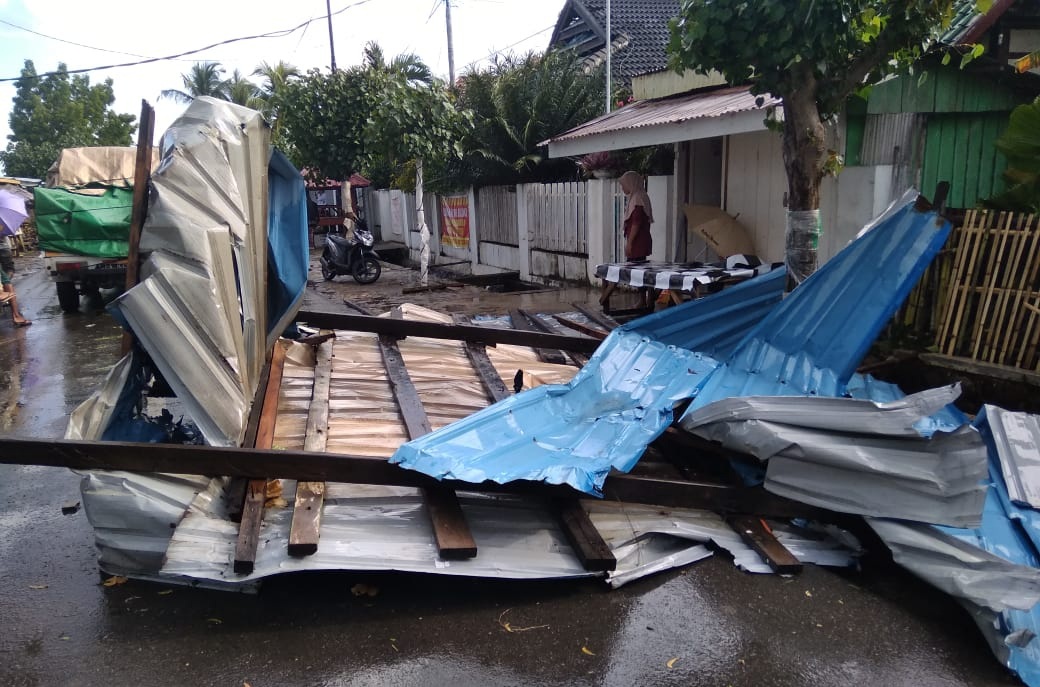9 April 2022: Ratusan rumah di Bima rusak diterjang puting beliung
