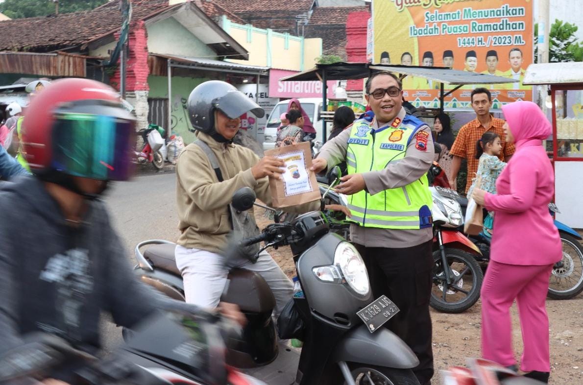 Dikira kena razia kepolisian, warga Jepara ini ternyata dapat takjil Dikira kena razia kepolisian, warga Jepara ini ternyata dapat takjil