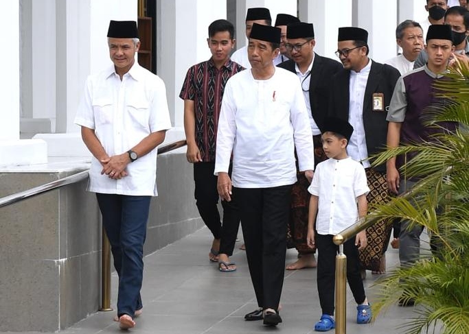 Nikmati akhir pekan, Presiden ajak cucu salat Jumat berjamaah