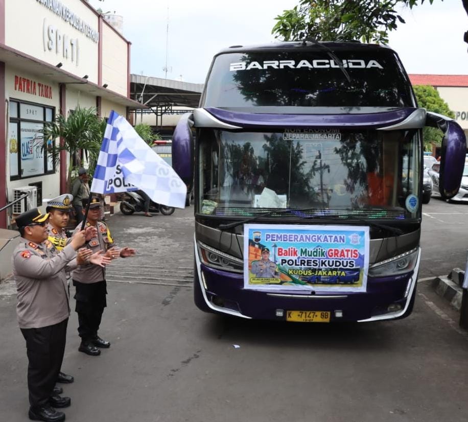 Kurangi kemacetan saat arus balik mudik, Polres Kudus berangkatkan dua bus pemudik ke Jakarta Kurangi kemacetan saat arus balik mudik, Polres Kudus berangkatkan dua bus pemudik ke Jakarta