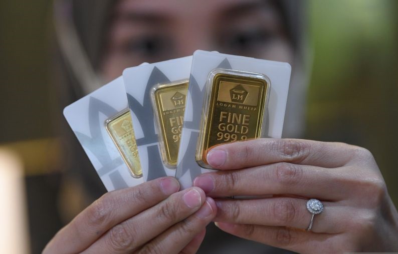 Harga emas Antam hari ini turun Rp12.000 per gram
