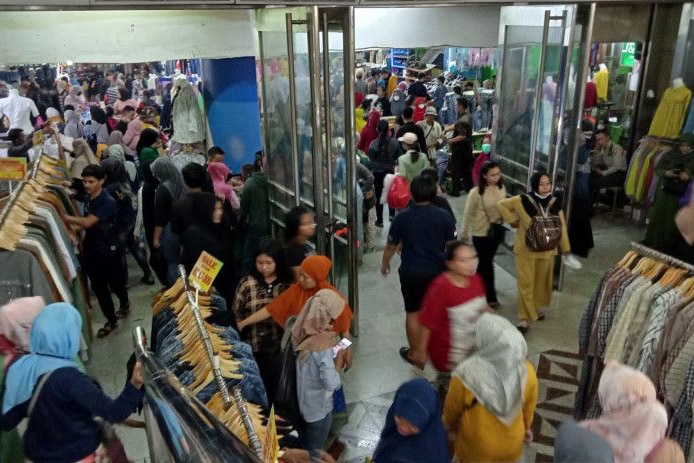 Kawasan Blok A Pasar Tanah Abang masih dipadati pengunjung Kawasan Blok A Pasar Tanah Abang masih dipadati pengunjung
