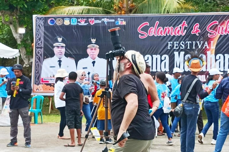 Puluhan wisman kunjungi Biak tonton Festival Gerhana Matahari Puluhan wisman kunjungi Biak tonton Festival Gerhana Matahari