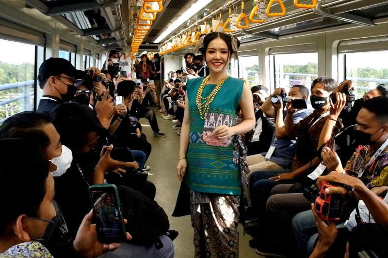 Warga Palembang antusias melihat trunk show di gerbong LRT