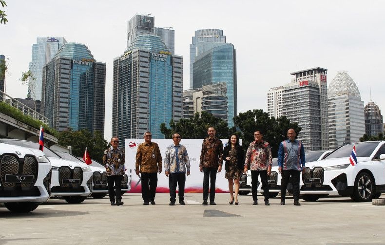 BMW serah terima 13 unit mobil listrik iX dukung KTT ASEAN Labuan Bajo