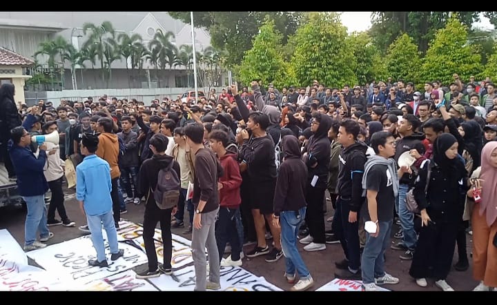 Ratusan mahasiswa gelar aksi tolak UU Ciptaker di DPRD DIY Ratusan mahasiswa gelar aksi tolak UU Ciptaker di DPRD DIY