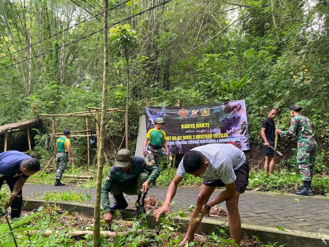 Peduli lingkungan, prajurit Yonbekang 2 Kostrad dan warga bersihkan bantaran sungai Peduli lingkungan, prajurit Yonbekang 2 Kostrad dan warga bersihkan bantaran sungai