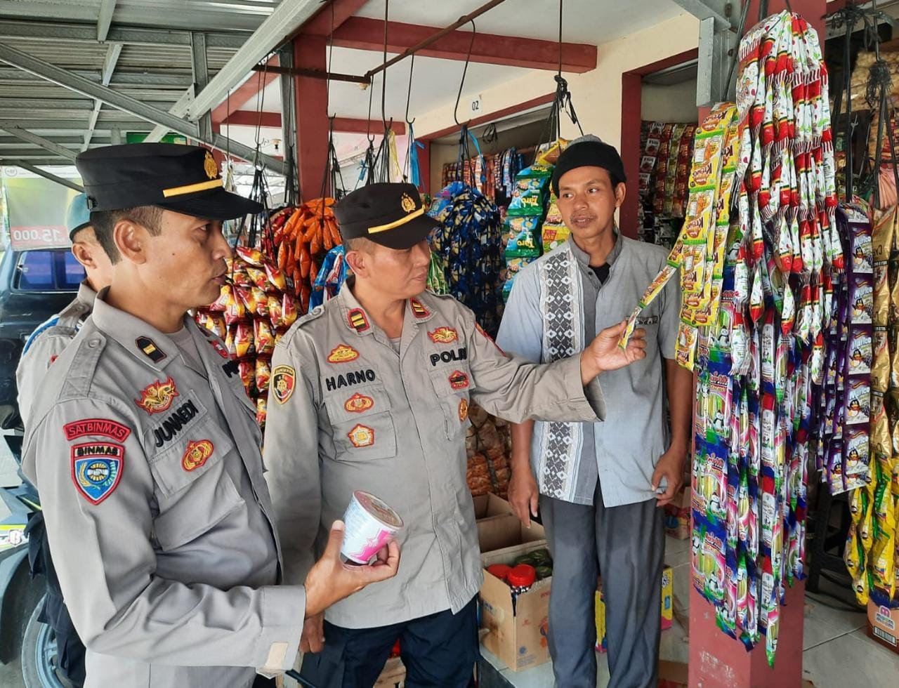 Antisipasi mamin kadaluarsa, Tim Polres Kudus sidak toko dan warung Antisipasi mamin kadaluarsa, Tim Polres Kudus sidak toko dan warung