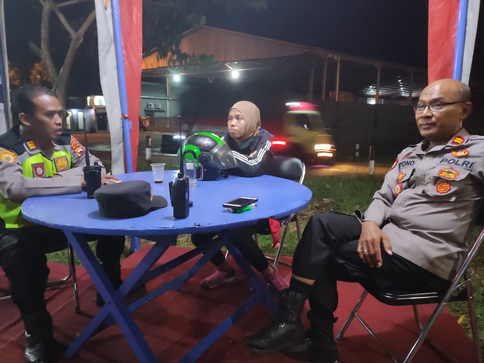 Pemudik bersepeda motor tidak sadar meninggalkan istrinya di jalan Pemudik bersepeda motor tidak sadar meninggalkan istrinya di jalan