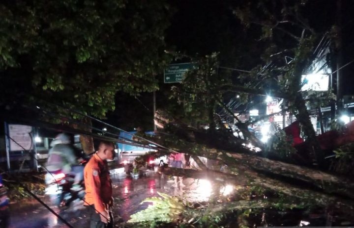 Dua jembatan rusak terseret arus Sungai Cidurian