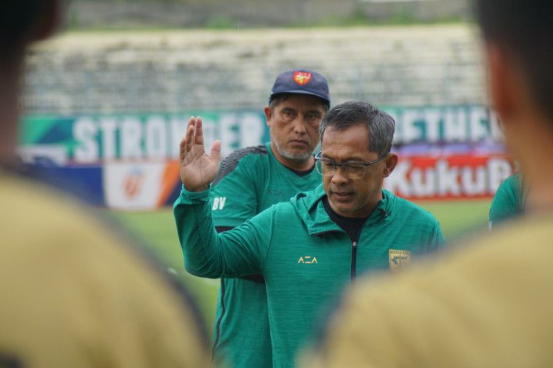 Aji Santoso minta pemain Persebaya hormati kontrak hingga usai Aji Santoso minta pemain Persebaya hormati kontrak hingga usai