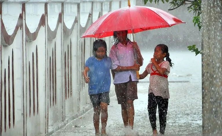 Hujan berpeluang turun di sejumlah kota besar di Indonesia