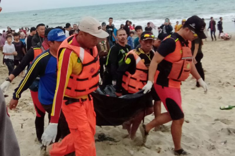 Tim SAR temukan dua wisatawan korban terseret ombak di Pantai Santolo Tim SAR temukan dua wisatawan korban terseret ombak di Pantai Santolo