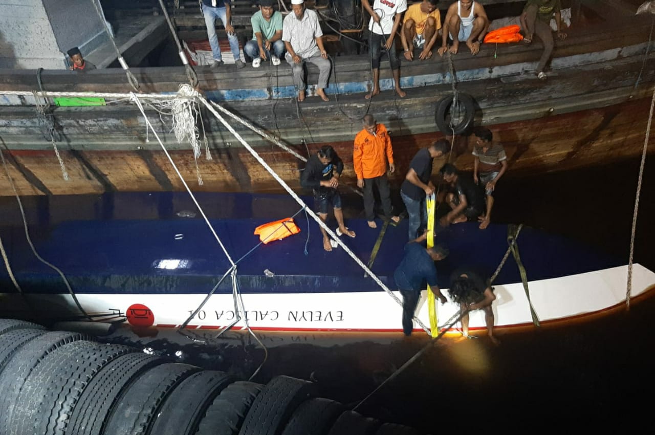 Bakamla RI bantu evakuasi korban Kapal SB Evelin Calisca 01 yang terbalik Bakamla RI bantu evakuasi korban Kapal SB Evelin Calisca 01 yang terbalik