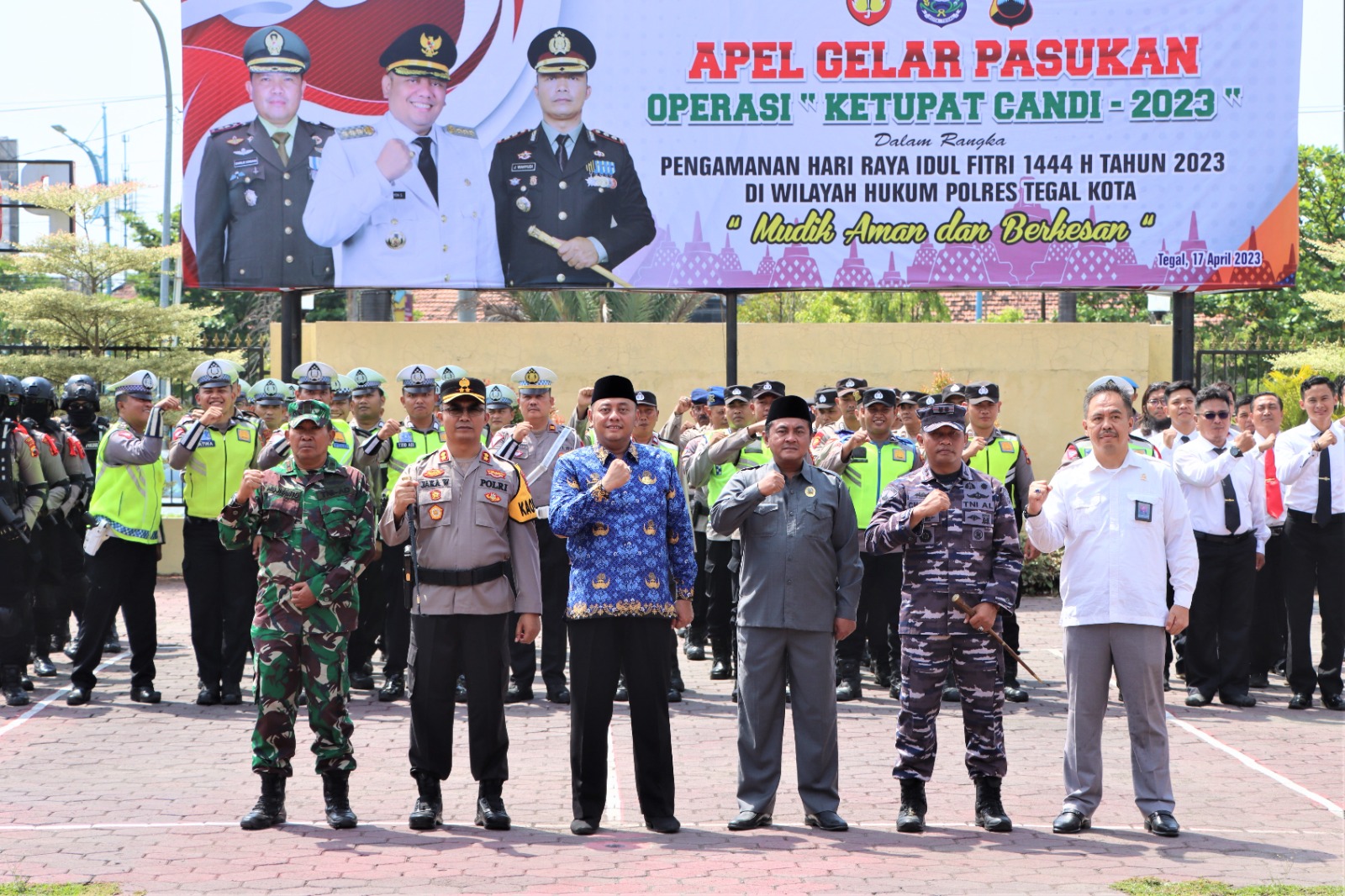 Siap amankan pemudik, Wali Kota Tegal pimpin apel gelar pasukan Ops Ketupat Candi 2023 Siap amankan pemudik, Wali Kota Tegal pimpin apel gelar pasukan Ops Ketupat Candi 2023