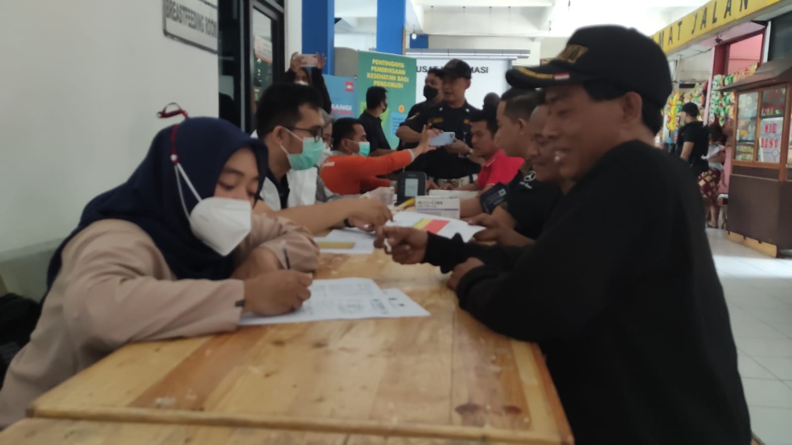 BNN lakukan tes urine kepada sopir bus di Terminal Kampung Rambutan BNN lakukan tes urine kepada sopir bus di Terminal Kampung Rambutan