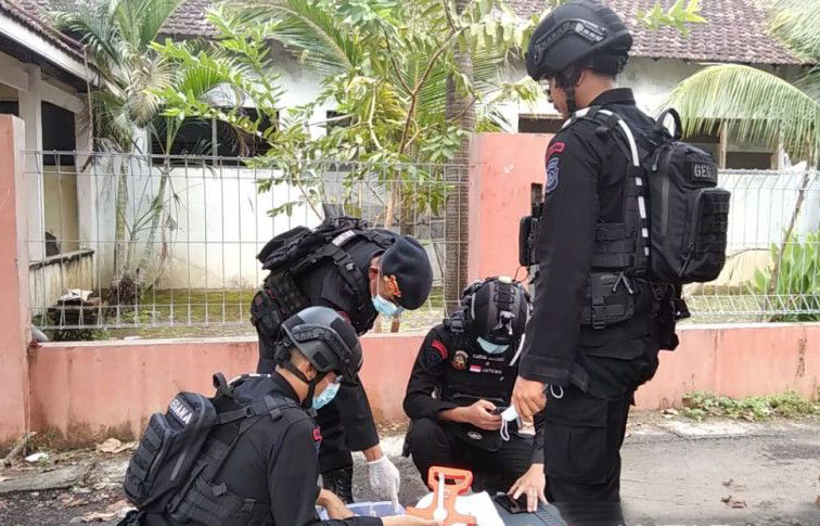 Tim Gegana Polda Jateng lakukan olah TKP ledakan bubuk bahan petasan Tim Gegana Polda Jateng lakukan olah TKP ledakan bubuk bahan petasan