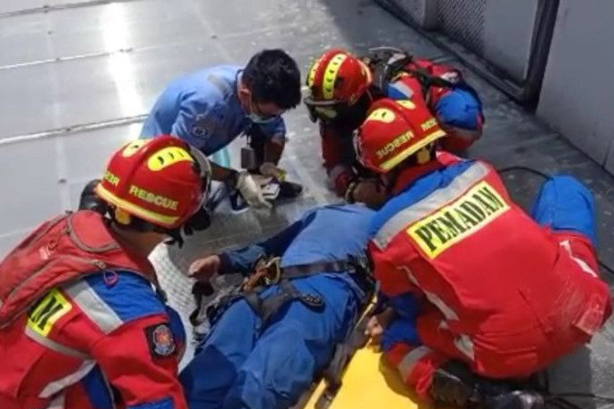 Petugas kebersihan gedung di Duren Sawit terjatuh dari lantai 4