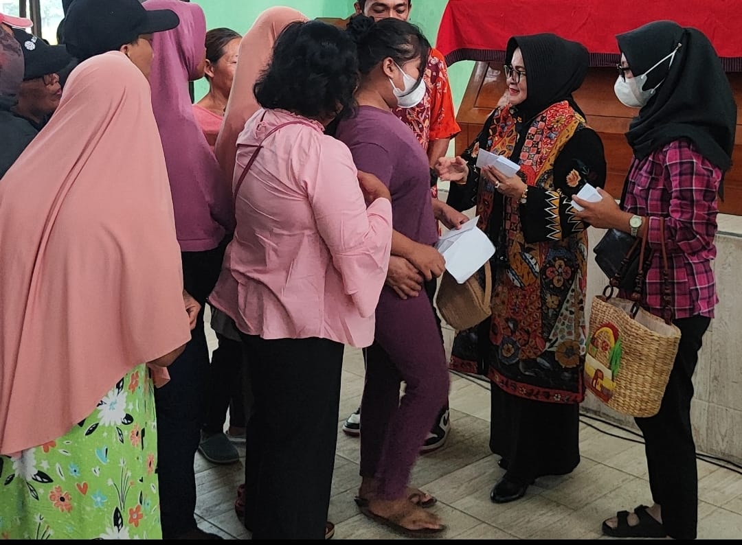 Ramadan, Ketua Komisi C DPRD Kota Kediri Ganik Pramana bagikan 2.000 paket sembako Ramadan, Ketua Komisi C DPRD Kota Kediri Ganik Pramana bagikan 2.000 paket sembako