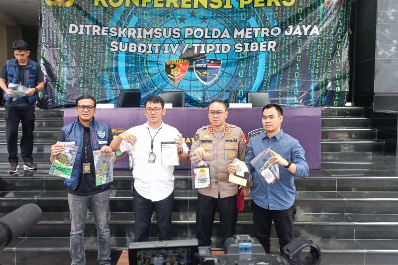 Polisi berhasil ungkap kasus penipuan stiker QRIS di sejumlah tempat Polisi berhasil ungkap kasus penipuan stiker QRIS di sejumlah tempat