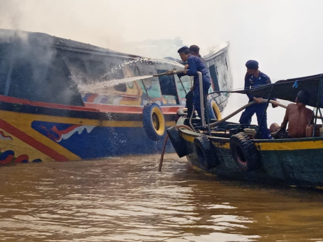 Kapal jukung bermuatan sembako terbakar, warga dengar ledakan Kapal jukung bermuatan sembako terbakar, warga dengar ledakan