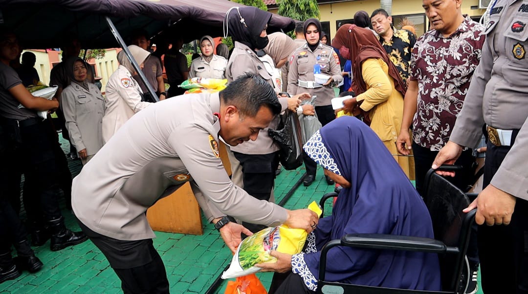 Warga serbu Bazar Murah Ramadan Polresta Cirebon Warga serbu Bazar Murah Ramadan Polresta Cirebon
