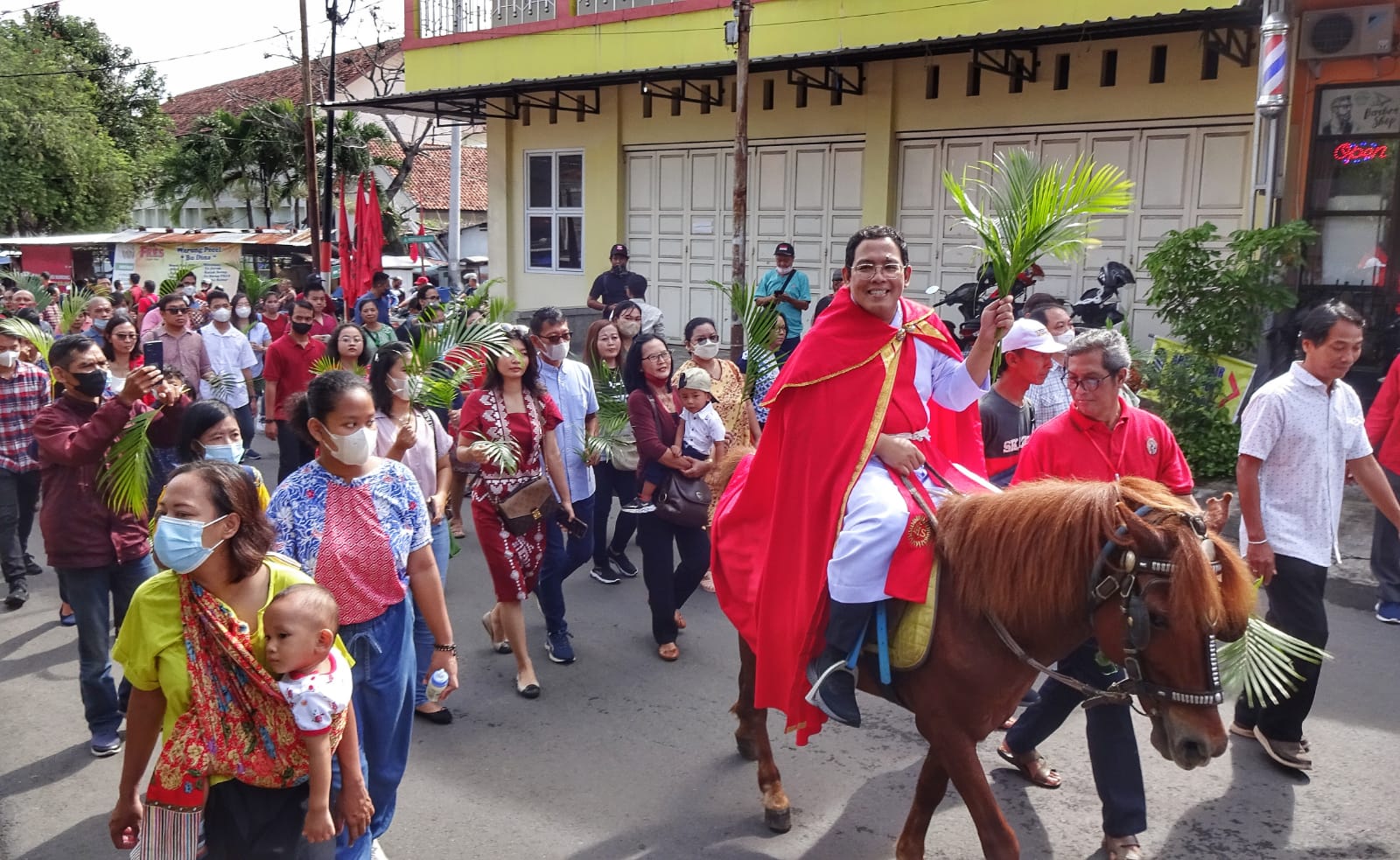 Umat Gereja Bongsari Semarang peringati Minggu Palma dengan keliling kampung Umat Gereja Bongsari Semarang peringati Minggu Palma dengan keliling kampung