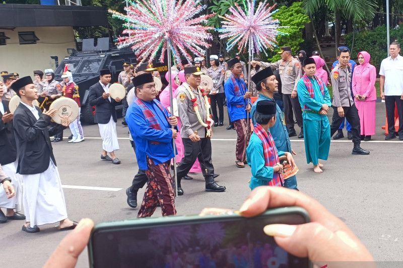 Polda Metro Jaya pakai tradisi palang pintu sambut Kapolda baru