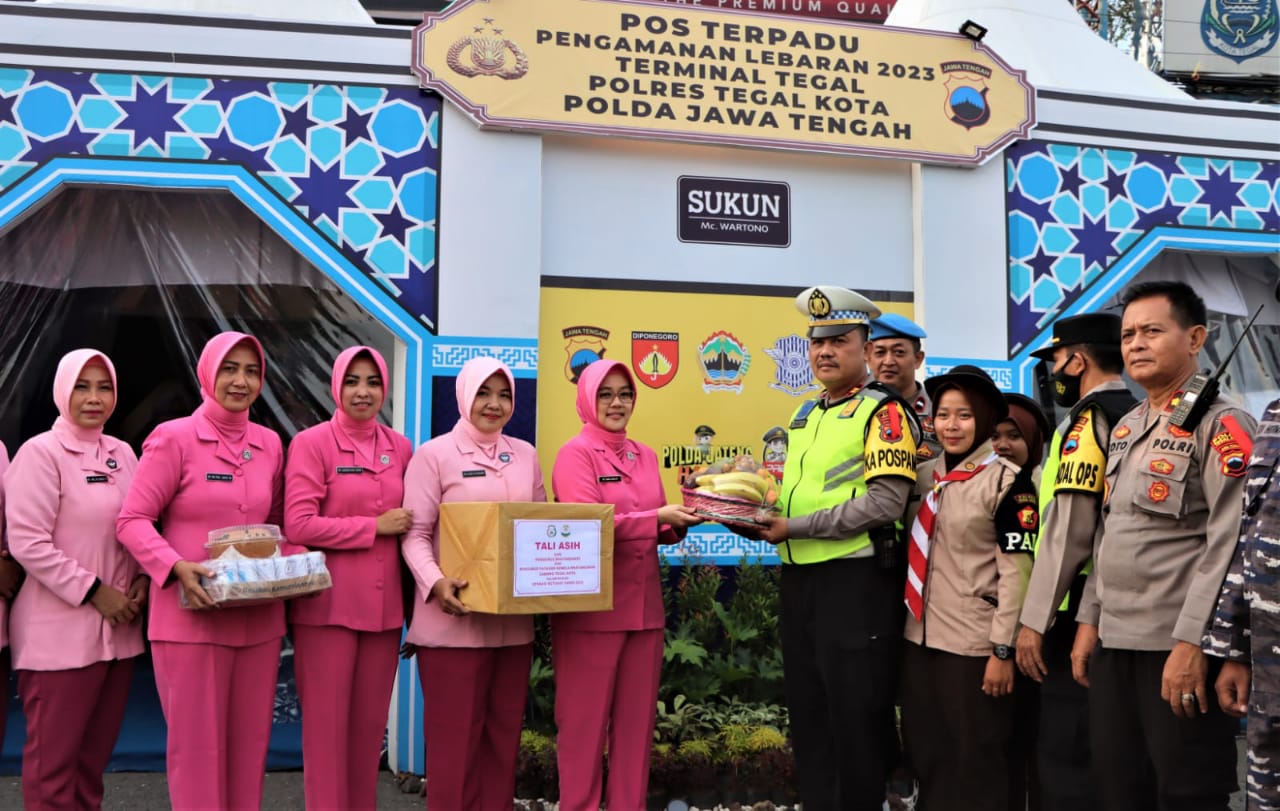 Beri dukungan pada anggota, Bhayangkari Cabang Tegal Kota kunjungi Pospam Lebaran Beri dukungan pada anggota, Bhayangkari Cabang Tegal Kota kunjungi Pospam Lebaran