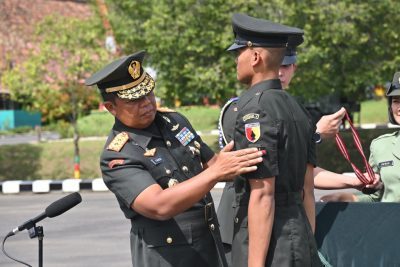Terharu, Pangdam V/Brawijaya lantik anak kuli jadi prajurit TNI AD Terharu, Pangdam V/Brawijaya lantik anak kuli jadi prajurit TNI AD