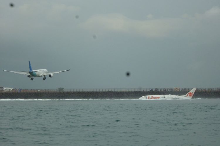 13 April 2013: Pesawat Lion Air JT 904 jatuh di laut Bali 13 April 2013: Pesawat Lion Air JT 904 jatuh di laut Bali