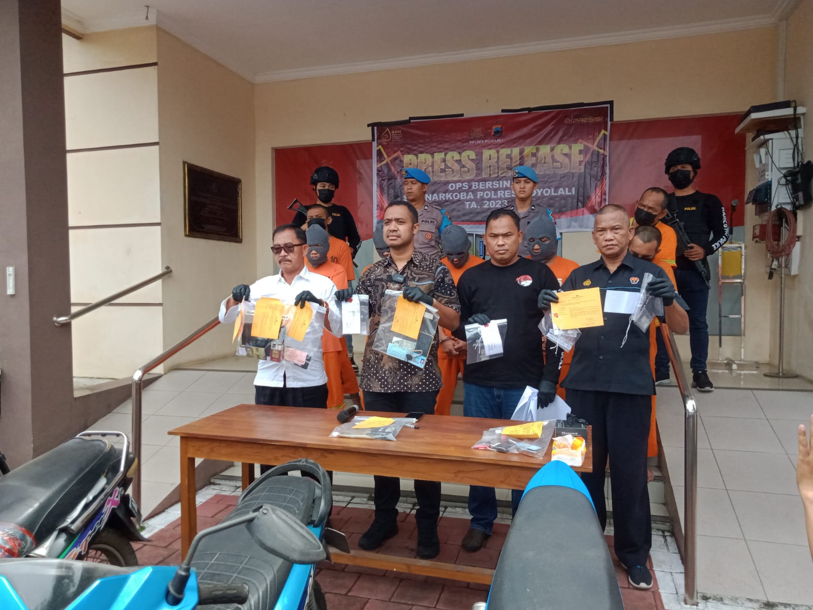 Personel Polres Boyolali tangkap tujuh tersangka narkoba dalam Operasi Bersinar Candi 2023 Personel Polres Boyolali tangkap tujuh tersangka narkoba dalam Operasi Bersinar Candi 2023